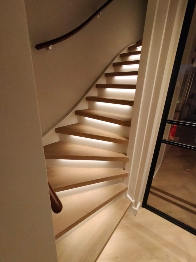 traprenovatie met verlichting en hout